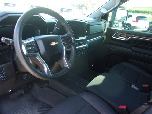 Used 2024 Chevrolet Silverado 2500 LT AWD/4WD image 8