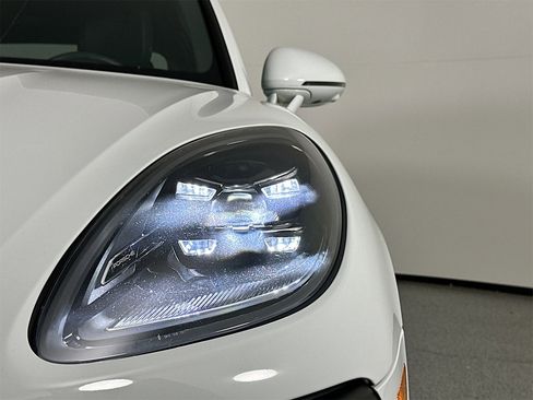 Certified 2023 Porsche Macan image 15