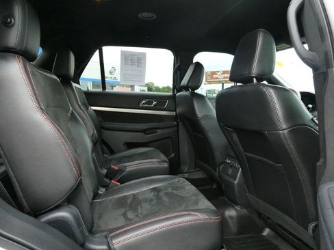 Used 2018 Ford Explorer XLT w/ Equipment Group 202A FWD image 15
