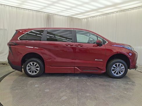 Used 2024 Toyota Sienna LE FWD image 25