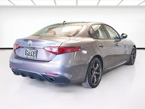 Used 2018 Alfa Romeo Giulia image 4