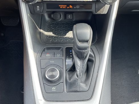 Used 2020 Toyota RAV4 XLE image 29