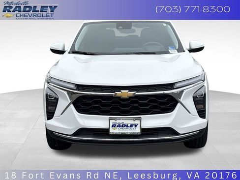 Certified 2025 Chevrolet Trax LT FWD image 9