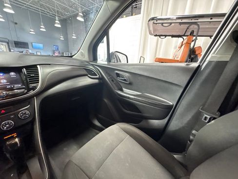 Used 2021 Chevrolet Trax LS AWD/4WD image 22