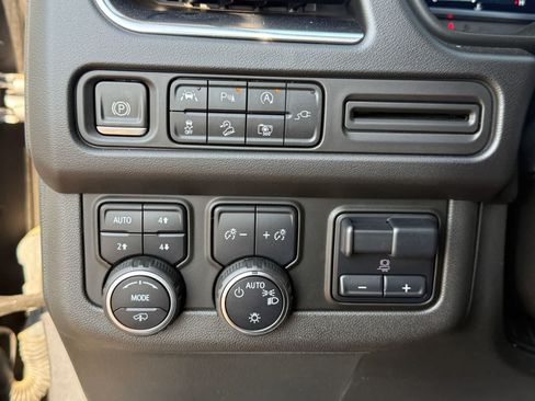 Used 2022 Chevrolet Suburban Z71 w/ Z71 Off-Road Package AWD/4WD image 18