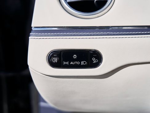 Used 2024 Bentley Flying Spur V8 image 51