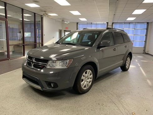 Used 2019 Dodge Journey SE w/ Connectivity Group FWD image 2