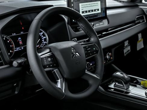 New 2025 Mitsubishi Outlander AWD image 17