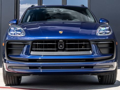 Certified 2026 Porsche Macan AWD/4WD image 8