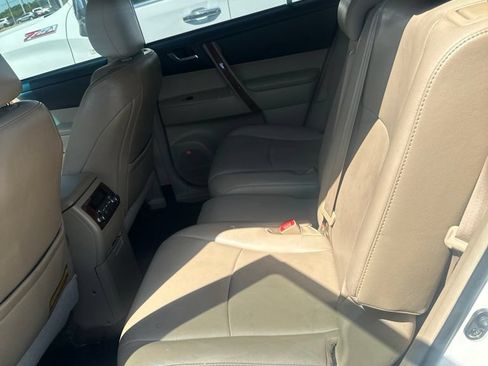 Used 2012 Toyota Highlander Limited w/ Tow Pkg FWD image 3