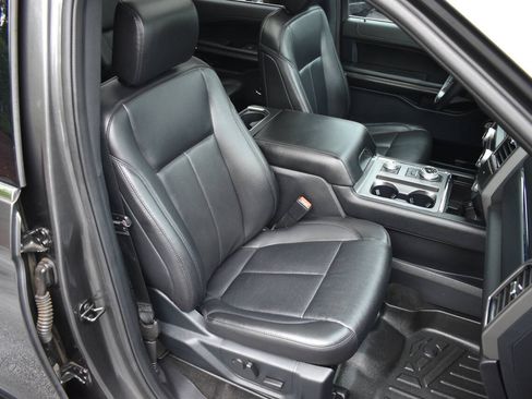 Used 2020 Ford Expedition XLT w/ Equipment Group 202A AWD/4WD image 22