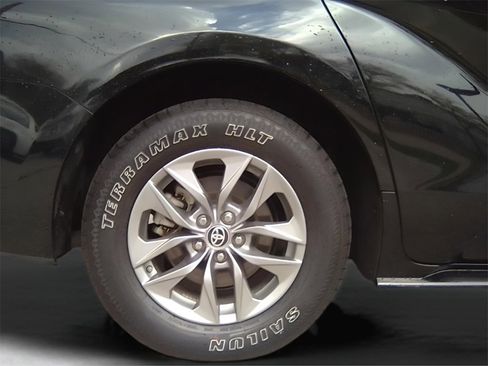 Used 2023 Toyota Sienna LE image 27