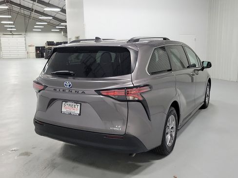 Certified 2021 Toyota Sienna LE image 4
