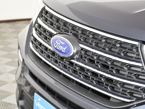 Used 2022 Ford Explorer XLT w/ Equipment Group 202A image 11