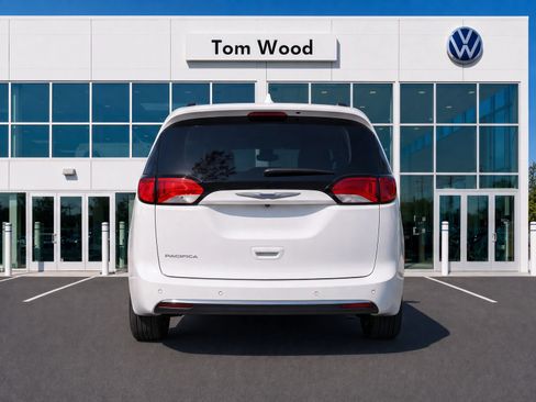 Used 2017 Chrysler Pacifica Touring-L w/ Tire & Wheel Group FWD image 4