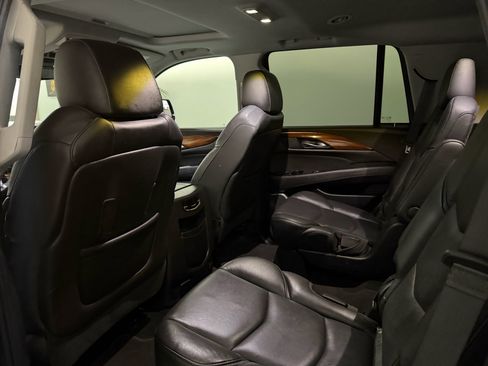 Used 2019 Cadillac Escalade Luxury image 12