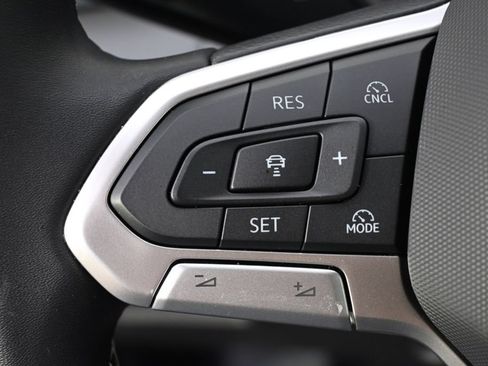 Used 2026 Volkswagen Tiguan SE AWD/4WD image 32