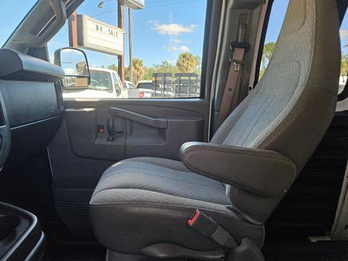 Used 2017 Chevrolet Express 3500 Extended image 13