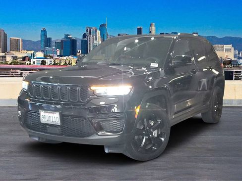 Used 2025 Jeep Grand Cherokee Altitude image 2