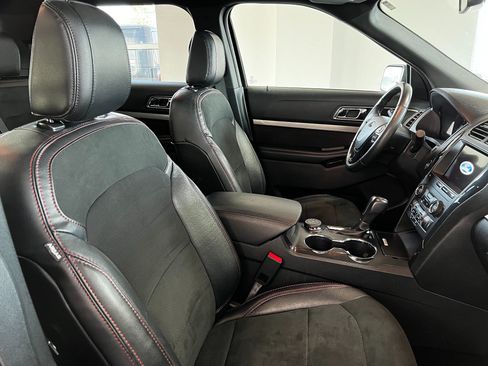 Used 2019 Ford Explorer XLT w/ XLT Sport Appearance Package AWD/4WD image 32