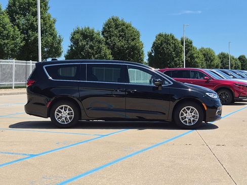 Used 2025 Chrysler Pacifica Select FWD image 5