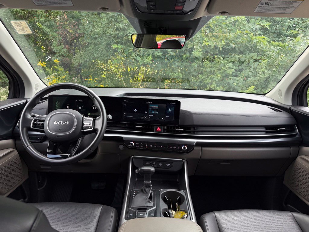 Used 2025 Kia Carnival FWD image 26