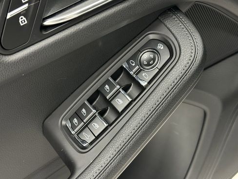 Certified 2024 Porsche Macan image 27