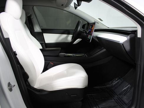 Used 2021 Tesla Model Y Long Range image 11