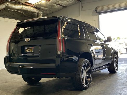 Used 2019 Cadillac Escalade Premium Luxury image 4