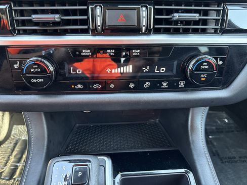 Used 2025 Nissan Pathfinder SV image 16