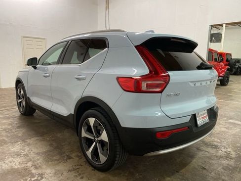 Used 2025 Volvo XC40 B5 Plus image 4