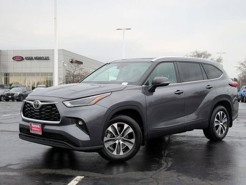 Used 2023 Toyota Highlander XLE image 2