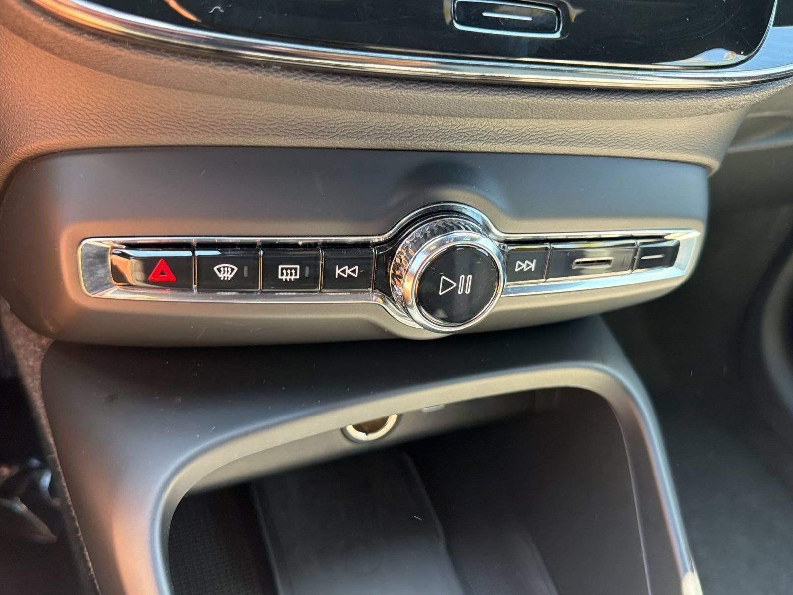 Certified 2024 Volvo XC40 B5 Core w/ Protection Package Premier AWD/4WD image 16
