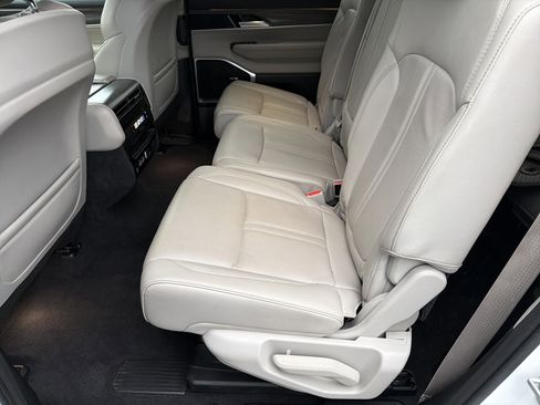 Used 2024 Jeep Wagoneer Series II w/ Flexible Seating Group image 23