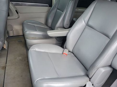 Used 2010 Volkswagen Routan SE image 20