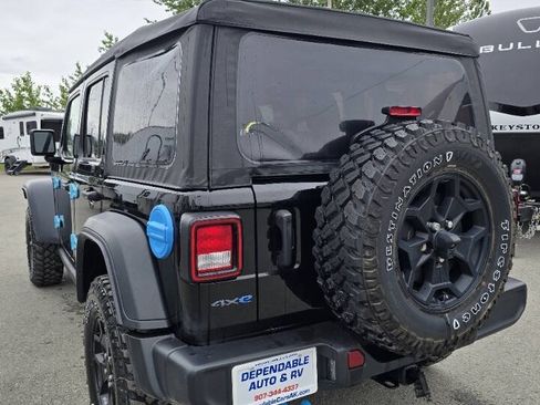Used 2023 Jeep Wrangler Unlimited w/ Cold Weather Group AWD/4WD image 7
