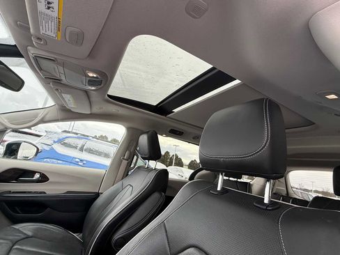 Used 2023 Chrysler Pacifica Limited image 15