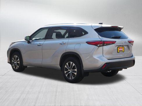 Used 2021 Toyota Highlander XLE AWD/4WD image 5