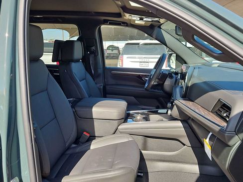 New 2026 Chevrolet Suburban Z71 w/ Z71 Off-Road Package AWD/4WD image 17
