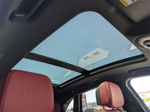 Certified 2025 Porsche Macan image 28