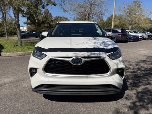 Used 2020 Toyota Highlander LE image 2