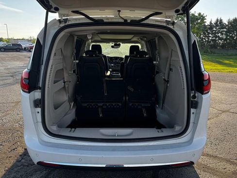Certified 2023 Chrysler Pacifica Limited FWD image 17