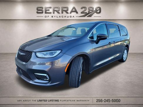 Used 2023 Chrysler Pacifica Touring-L FWD image 3