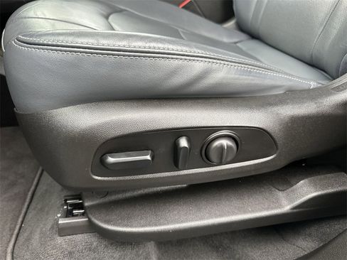 Used 2021 Buick Enclave Essence image 12