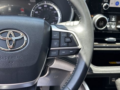 Used 2023 Toyota Highlander XLE FWD image 11