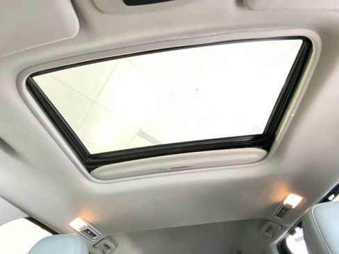 Used 2021 Toyota Sienna XLE FWD image 24