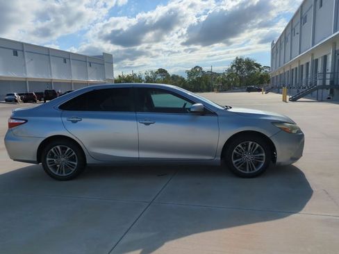 Used 2016 Toyota Camry SE image 4