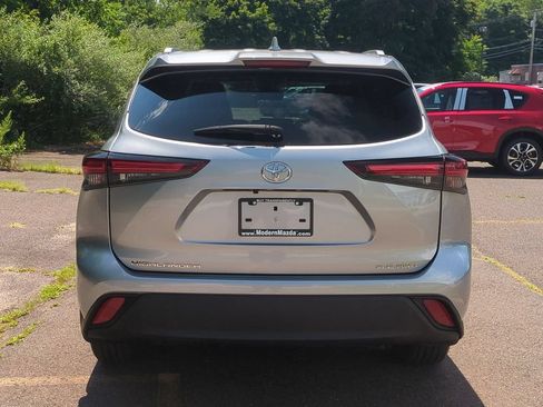 Used 2024 Toyota Highlander XLE AWD/4WD image 5