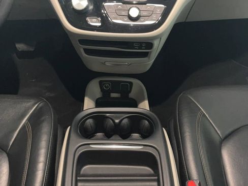 Used 2017 Chrysler Pacifica Touring-L w/ Tire & Wheel Group image 14