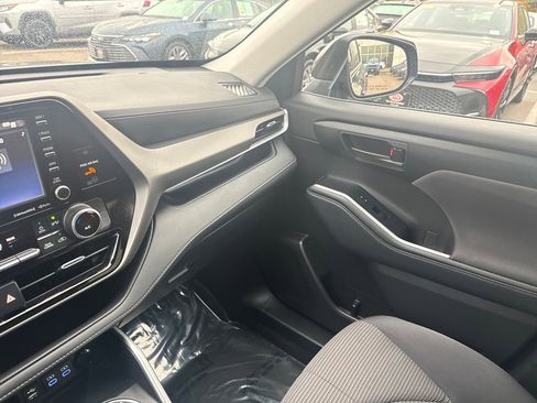 Used 2022 Toyota Highlander LE image 30